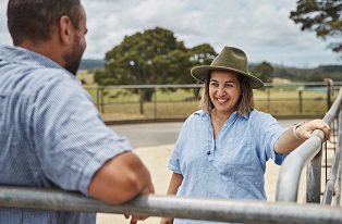 image of maori couple in the sheep yards